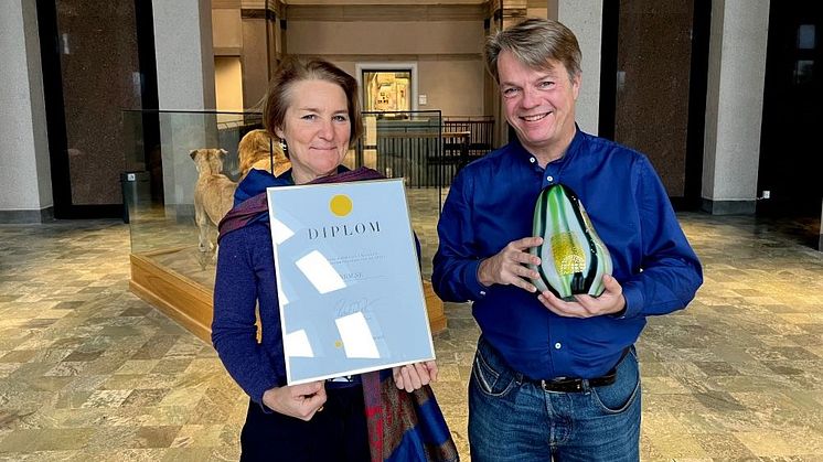 Catharina Hammarskiöld och Martin Bondeman tar emot Web Service Award i kategorin Samällskommunikation