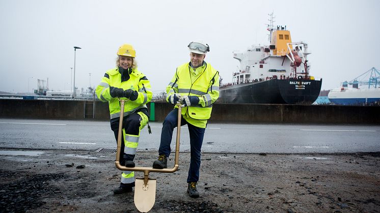 Jill Söderwall from the Port of Gothenburg and Johan Zettergren from Swedegas broke ground for the new plant, which will be a big boost for the Port of Gothenburg’s LNG offer. Photo: Swedegas.