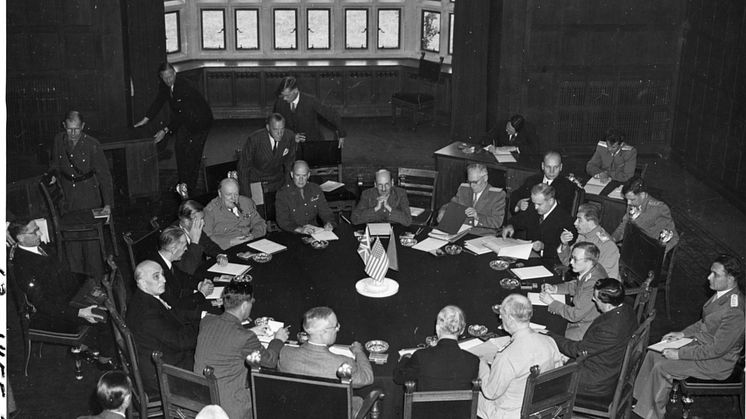 Eröffnungssitzung der Potsdamer Konferenz am 17. Juli 1945. Foto:  United States Army Signal Corps. © Harry S. Truman Library & Museum.
