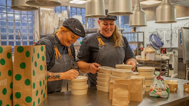 Personalen på Hamnkrogen förbereder julbord som take away