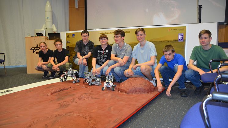 Die Teilnehmenden der 10. SIA Robotool testeten Ende Juni auf einer der Marsoberfläche nachempfundenen künstlichen Marslandschaft im DLR ihre selbst konstruierten, ferngesteuerten „Marsroboter“. Bild: Christine Carstensen