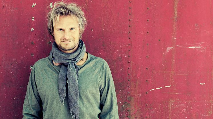Stefan Andersson firar 25 år som artist och är tillbaka med succéshowen Made in China på Kajskjul 8 våren 2017!