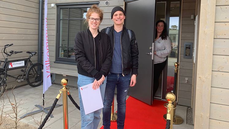 Selma och Jesper Cruce framför sitt nya radhus i Brf Ribbhusen. Selma var med och tog det första spadtaget vid byggstarten!