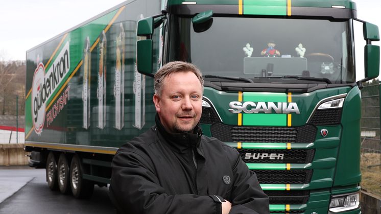 Marco Mann fährt den neuen Scania V8 im Fuhrpark der Fruchtsaftkellerei Güldenkron. 