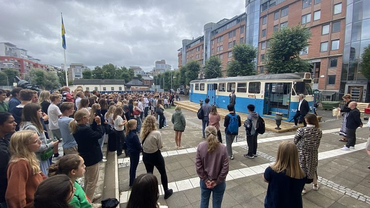 Samskolans skolgård fylldes upp när M28:an invigdes.