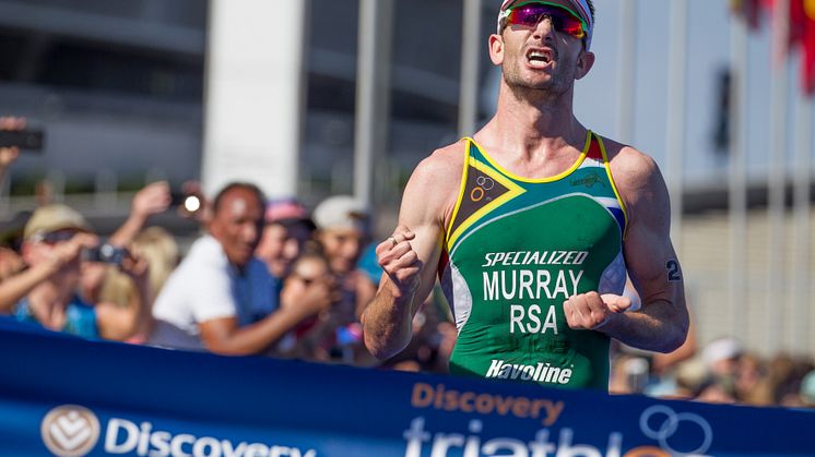 Richard Murray wins the 2017 Discovery Triathlon World Cup Cape Town men's elite race