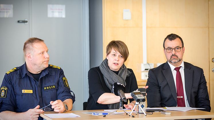Stefan Sintéus, polisområdeschef, Katrin Stjernfeldt Jammeh (S), kommunstyrelsens ordförande, och Per-Erik Ebbeståhl, trygghets- och säkerhetsdirektör i Malmö stad, vid onsdagens pressträff.