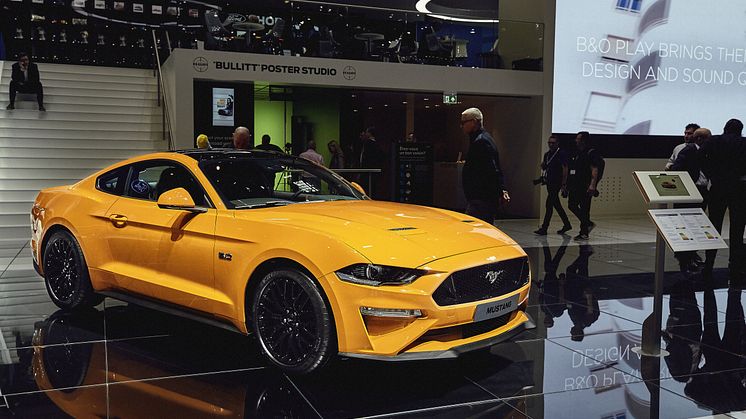 Uusi Ford Mustang näyttää nopeammalta ja myös kulkee nopeammin: urheilullisempi tyyli, parannettu voimansiirto ja edistykselliset kuljettajaa avustavat teknologiat 