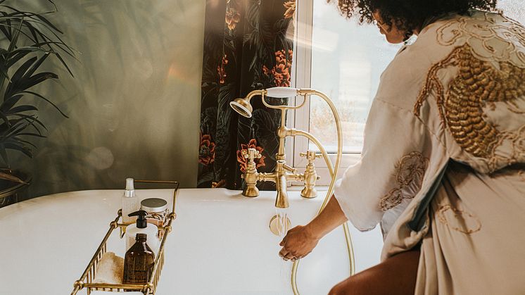 THEME_PEOPLE_WOMAN_HOTEL_BATHROOM_BATHTUB_GettyImages-1389839321 copy_Universal_Within usage period_99143 (1)