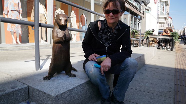 Konstnären Eva Fornåå har skapat tre bronsuttrar som numera finns utplacerade på Kungsgatan i Uddevalla. 