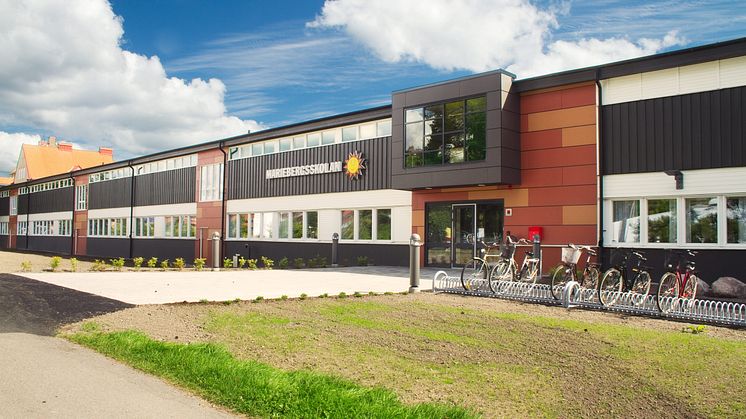 Mariebergsskolans framsida med cyklar parkerade utanför
