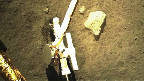 Ett prov ur månens yta grävs upp under den kinesiska, obemannade månlandningen i december 2020. Provet visade de yngsta stenarna som hittills hittats på månen. Foto CNSA Lunar Exploration and Space Engineering Center.