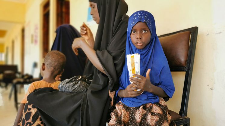 Fyraåriga Aisha får behandling för undernäring på en klinik i Kenya, som stöds av Rädda Barnen.