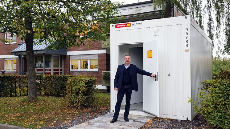 EIn Container dient als zusätzliches Wartezimmer für die Psychiatrische Institutsambulanz der Hephata-Klinik, hier im Bild Klinik-Geschäftsführer Alexander Stein.