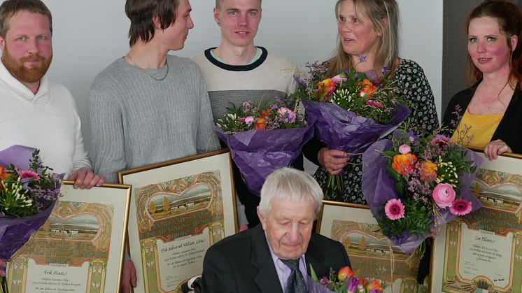 Glada och rörda stipendiater. Erik Olsson, Emil Sellsve, William Lönn, Eva Rappe, Liv Pålsson. Längst fram Lars Trollsås. 
