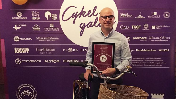 Sally Bauerskolans rektor Kristian Bengtsson tog emot skolans pris Årets cykelvänligaste arbetsplats 2019