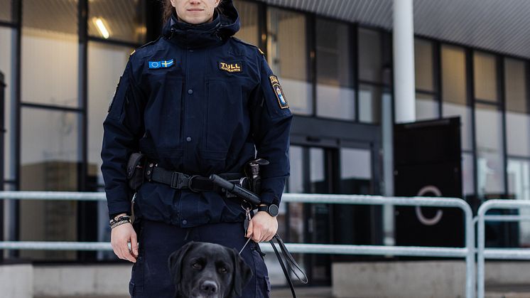 ErikFurmark med Loki stående framför Foto Lisa Björk