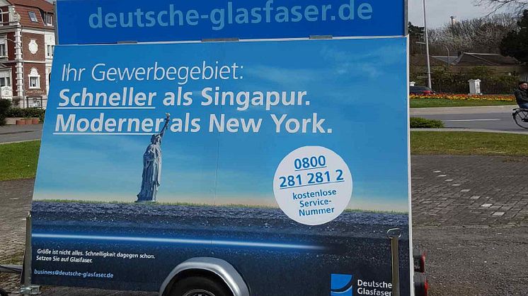 Mit dieser mobilen Werbetafel wirbt Deutsche Glasfaser für das perfekt vernetzte Gewerbegebiet
