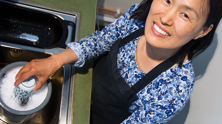 Amanda visar hur enkelt och snabbt det går att diska kopparna med en proffsig glasdisk.