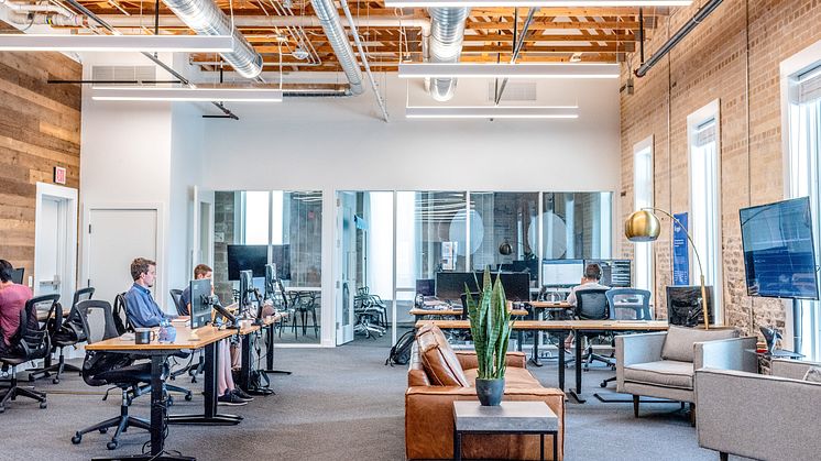 En ECOproduct-vurdering gir blant annet karakter for innhold av helse- og miljøfarlige stoffer og inneklima. Illustrasjonsfoto: Austin Distel/Unsplash.