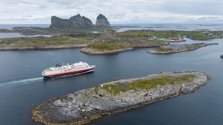2024.06.12 - Otto Sverdrup, Træna, drone - 02 - Espen Mills - Hurtigruten.jpg
