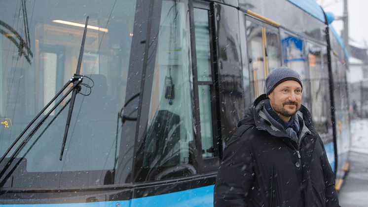 Kronprinsen besøker ansatte i Sporveien, på Holtet trikkebase, og får fremvist en av Oslos nye trikker