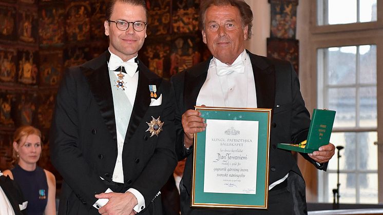 Prins Daniel överlämnar priset till Dan Tervaniemi