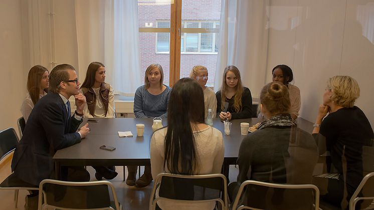 Prins Daniel samtalar med elever vid Carlforsskas Ekonomi- och Handelsskola