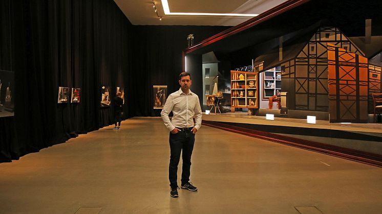 Museum der bildenden Künste - Titus Schade vor der Ausstellung "Plateau"