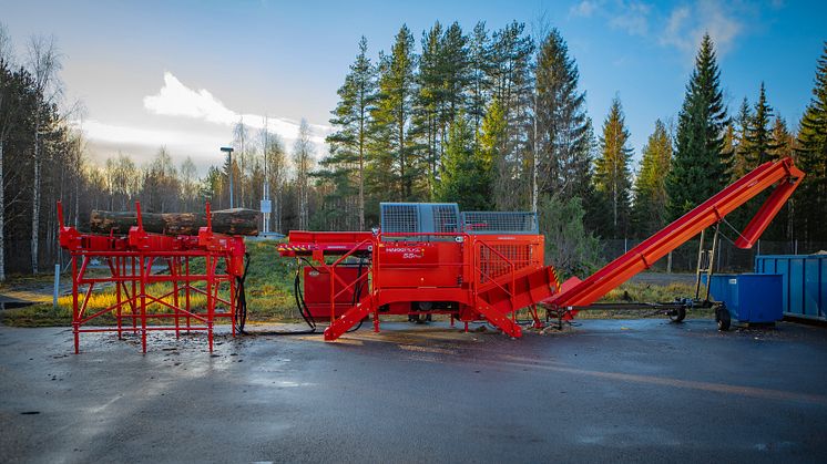 Hakki Pilke 55 PRO med uppläggningsbord och elevator