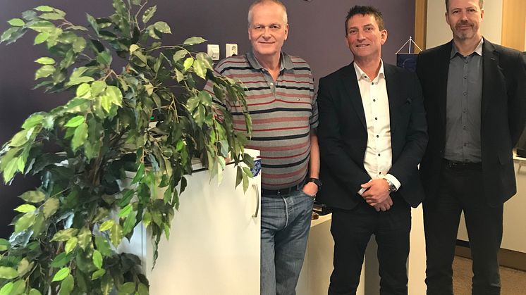 Nettbuss bestiller 14 IVECO Crossway til et anbud i Trondheim. Fra venstre Jens Arne Flåan, flåtesjef i Nettbuss, Dagfinn Heitmann, områdesjef for IVECO BUS i Norge, Sverige og Finland, og Hans Petter Sundberg, teknisk direktør i Nettbuss.