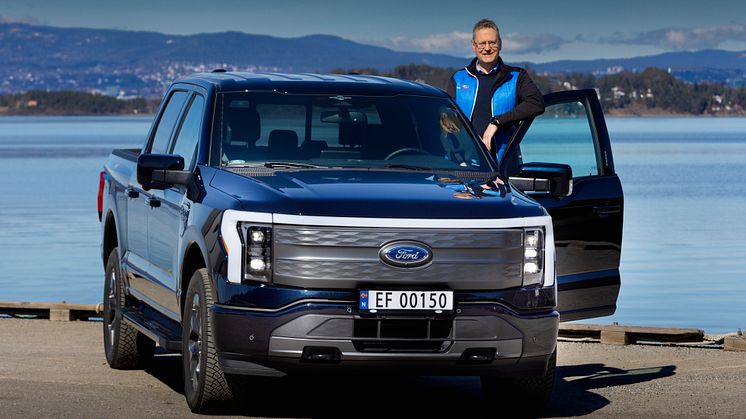 Den nye 5-seters helelektriske pickupen, F-150 Lightning, og administrerende direktør i Ford Motor Norge, Per Gunnar Berg.