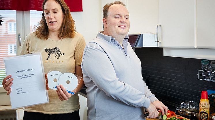 Läsguldsvinnarna Eva Fridh och Martin von Knorring lagar mat och visar upp sin vinnande kokbok. Foto: Pia Nordlander.