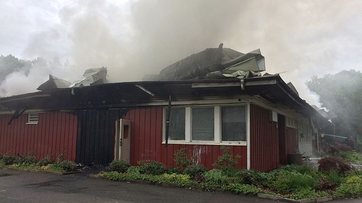 Eldhärjade Knytpunkten och Fredriksbergsbadet på Råby. Foto: Mikael Lagergren.