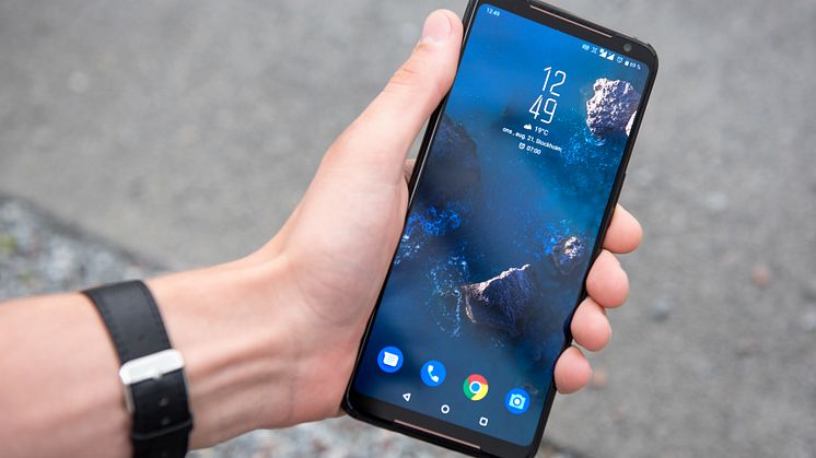 ROG_Phone_II_Hand_Front