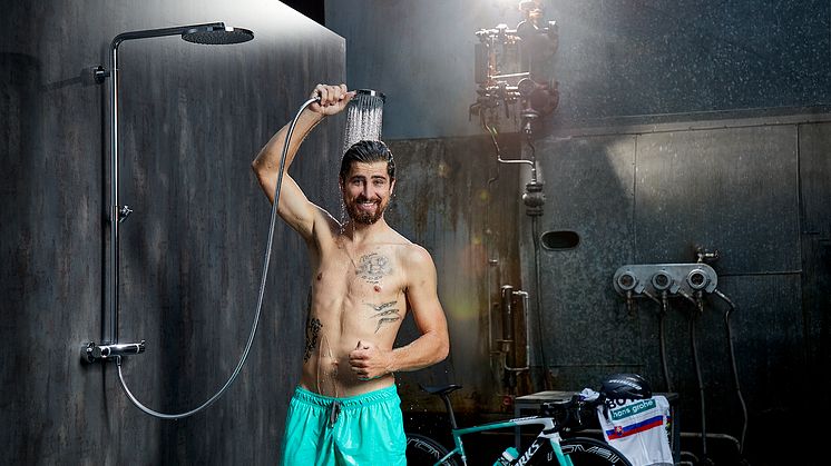 Efter en hård dag på cyklen, får Peter Sagan naturligvis ny energi under en af hansgrohes fantastiske brusere.