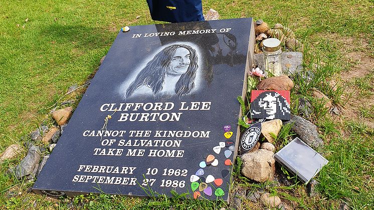 Genom en tragisk bussolycka i Dörarp miste basisten Cliff Burton livet. Idag finns en minnessten dit fans från hela världen vallfärdar. Sagobygden uppmärksammar berättelsen och inviger en sägenplats.
