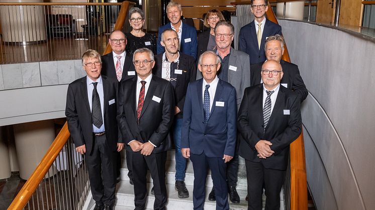 JUBILANTER: 1. rekke f.v: Bjørn Øien, Magnar Terje Nordgulen, Sven Fjelldal og Odd Jarle Korsvik. Midten f.v. Per Ljøgodt, Kai Gunther Simonsen, Hallgeir Sletten, Roar Johansen. Bak f.v. Nina Yttervik, Roy Almås, Aase Nedrud og Petter-Børre Furberg