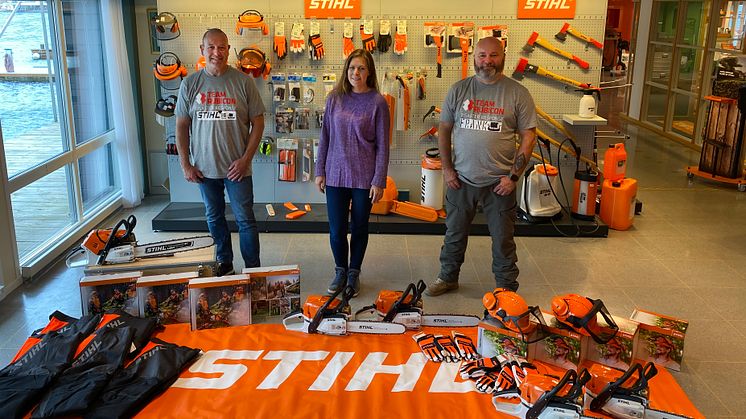 Tekniker Kaj Liverød og markedskoordinator Benedicte Movik fra STIHL overleverer ferdig monterte motorsager og verneutstyr til Frank Sandbye-Ruud i Team Rubicon Norge. 