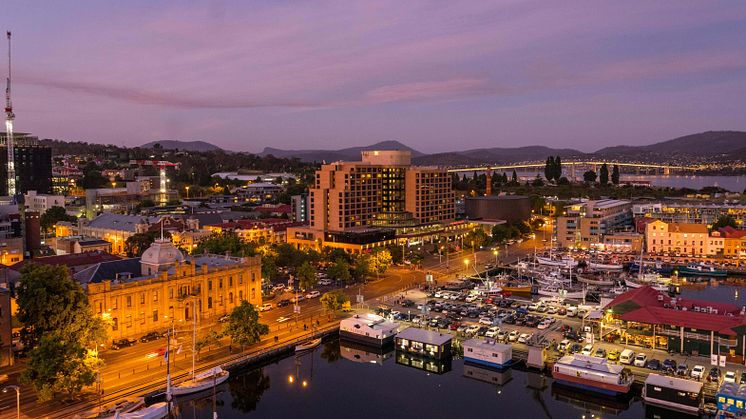Hobart waterfront (Photo credit: Alistair Bett, https://www.hobarttravelcentre.com.au/image-credits)