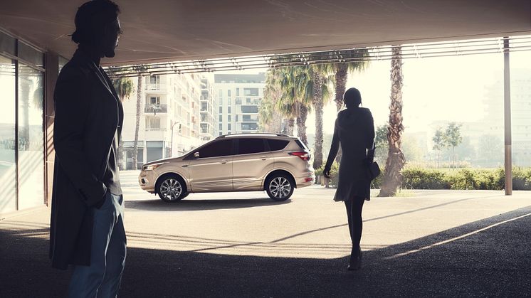 2016FordKuga_Vignale_06