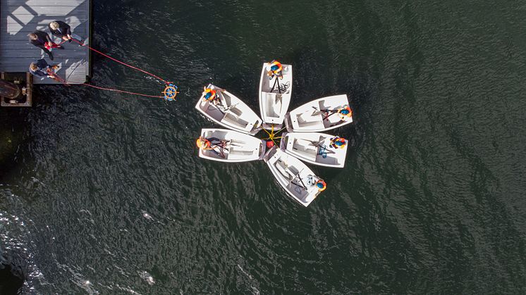Die Segelkinder zum Saisonabschluss in Steuerrad-Formation. v.l. Dr. Ulf Kämpfer, Frank Meier und Uwe Wanger holen das Steuerrad ein. 