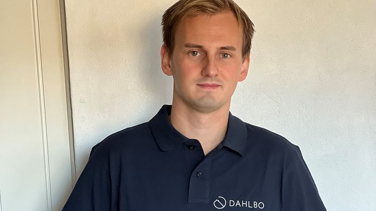 Byggmester og daglig leder i Dahlbo Bygg AS, Daniel Dahlbo, bruker tid på å oppdatere seg og argumentere for lønnsomheten i bærekraftige løsninger. Foto: Privat