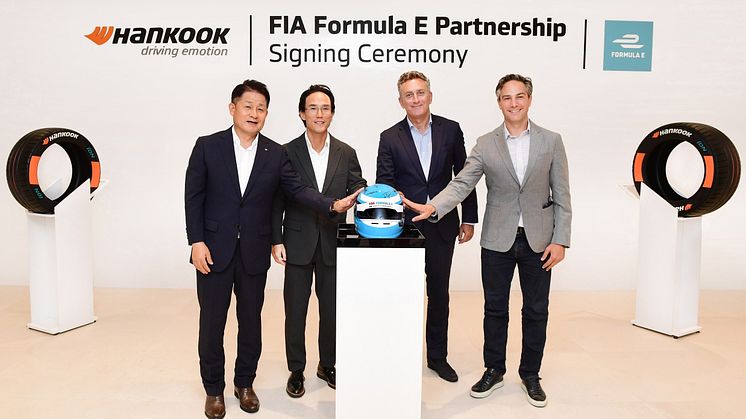 Sooil Lee, vd & CEO Hankook Tire & Technology, Hyunbum Cho, ordförande Hankook  & Company, Alejandro Agag, ordförande Formula E, Jamie Reigle, koncernchef Formel E –  Hankook Tire, Technoplex, Seoul, 11.8.2022 (från vänster till höger).