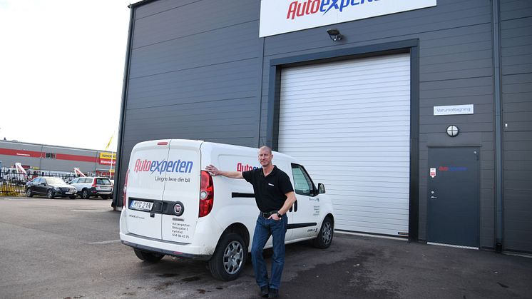 Mikael Fallgren, platschef på Autoexperten i Karlstad, har i sin Autoexpertenbutik fem bilar som kör 11 leveransturer per dag.