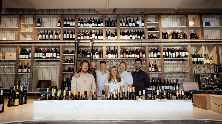 Nu på fredag, den 9 september, öppnar Götaplatsgruppen ett vattenhål för vinälskare, Vinbaren, på Södra Larmgatan 2. Precis runt hörnet från moderrestaurangen Tavolo. Att välja området kring Magasinsgatan för även det nya stället var en självklarhet.