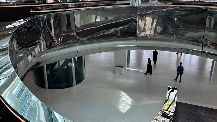 Kebony-Holztreppe im FENIX Museum: Nachhaltige Architektur, doppelte Helix, Design von MAD Architects in Rotterdam.