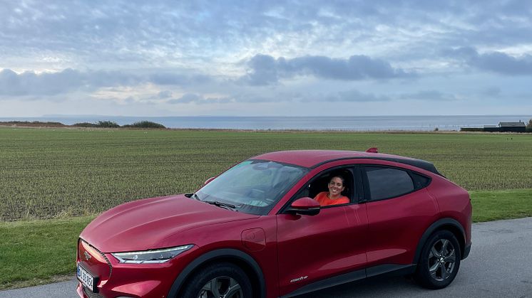 Sara Bjerregaard i sin Ford Mustang Mach-E.