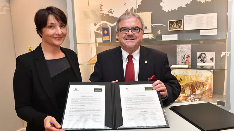 Claudia Baer  (Komplementärin der Wendt & Kühn KG) &Landrat Frank Vogel (Vorsitzender Tourismusverband Erzgebirge e.V) besiegeln Fortführung der Kooperation
