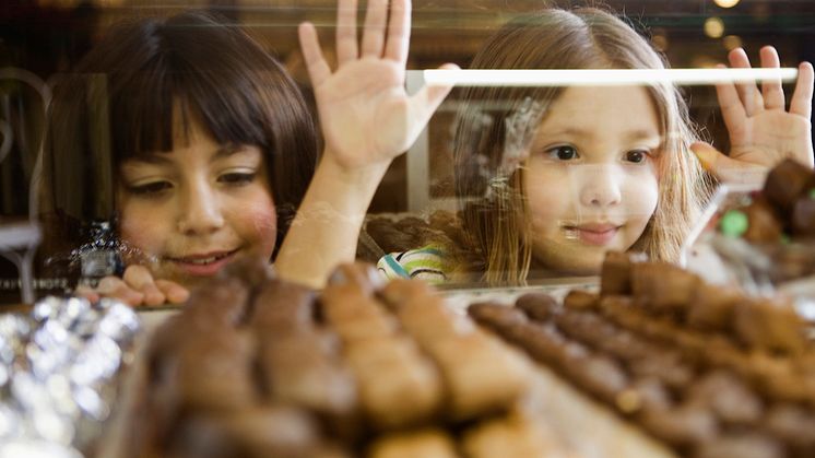 THEME_FOOD_CHOCOLATE_CHILDREN_GIRLS_GettyImages-85646291_Universal_Within usage period_93648